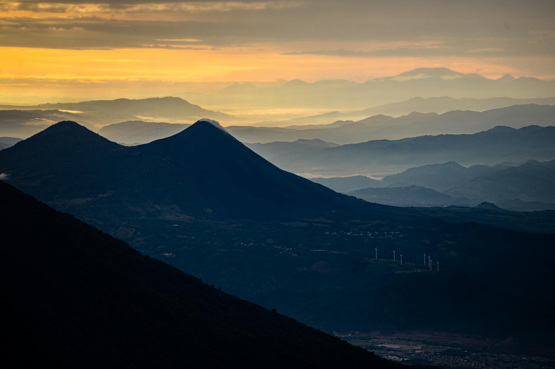 Górskie pasma Gwatemali o wschodzie słońca spowite warstwami mgły