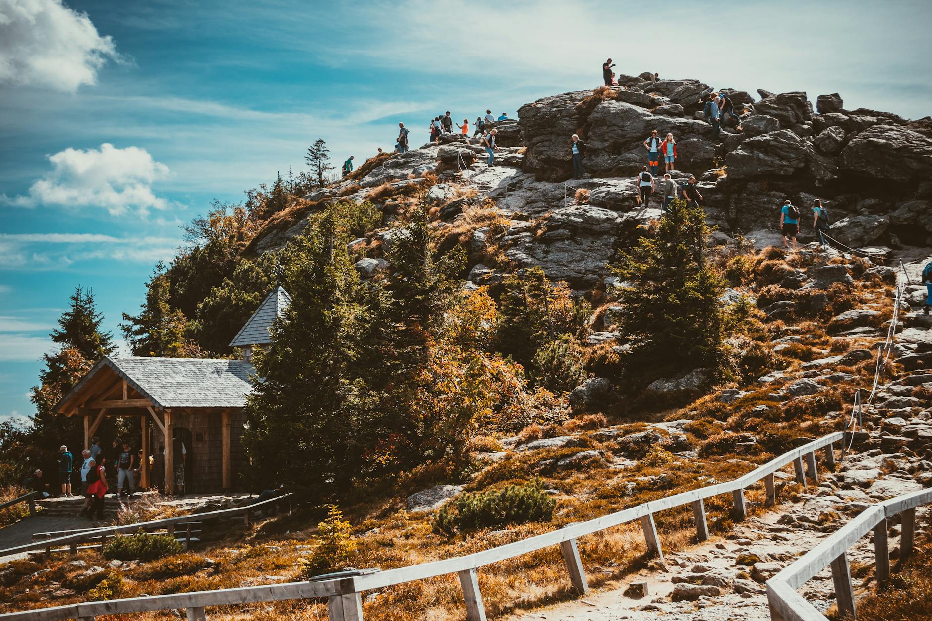 Turyści w słoneczny dzień na skalistym szlaku w Bayerisch Eisenstein