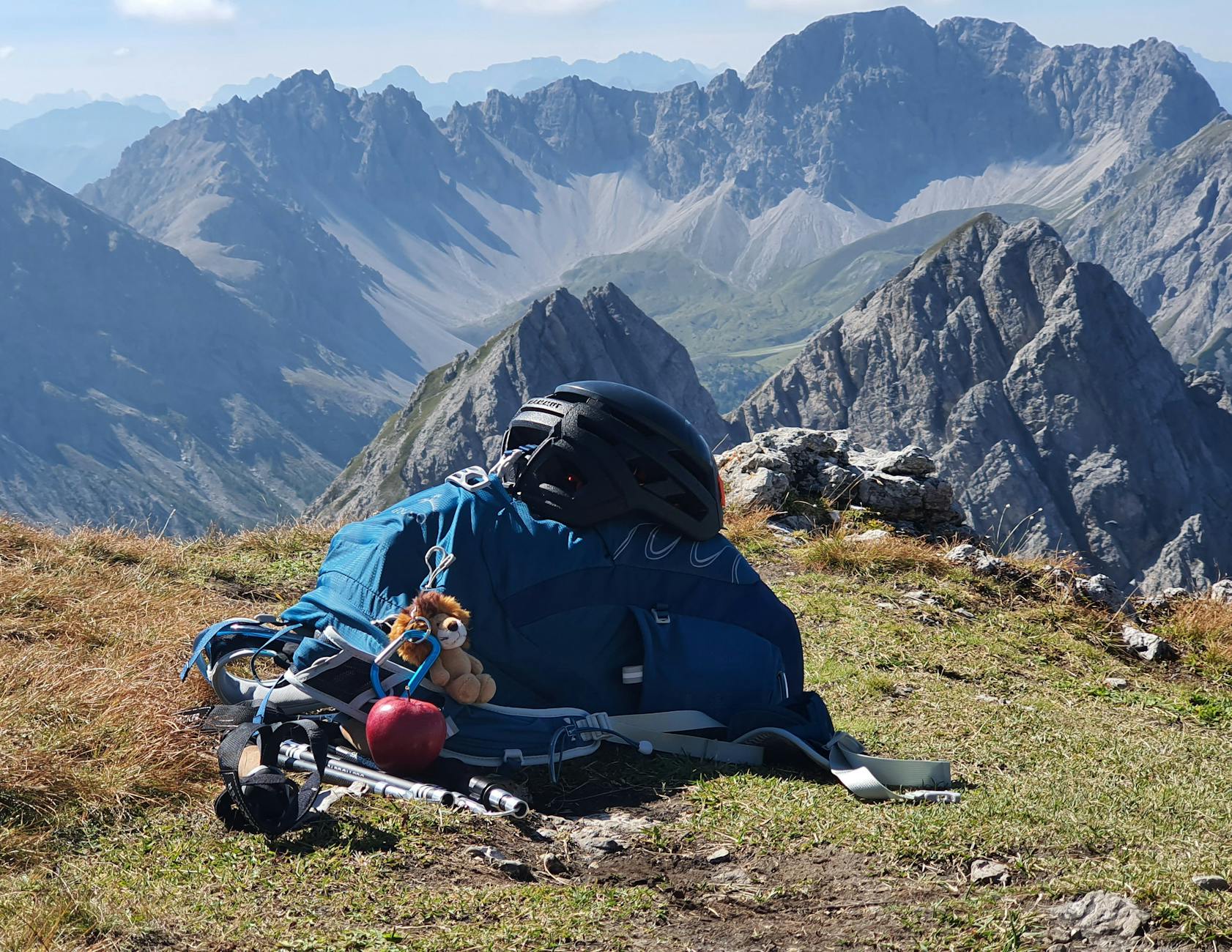 Plecak i sprzęt trekkingowy na szczycie z widokiem na górskie krajobrazy