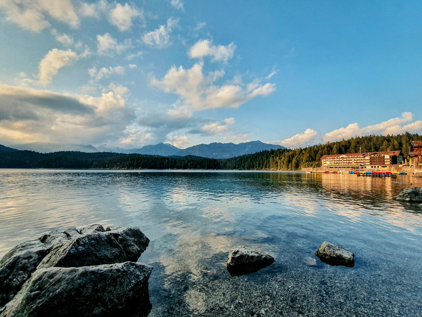 Jezioro Eibsee u stóp gór w Alpach Bawarskich w słoneczny dzień Jezioro Eibsee u stóp gór w Alpach Bawarskich w słoneczny dzień