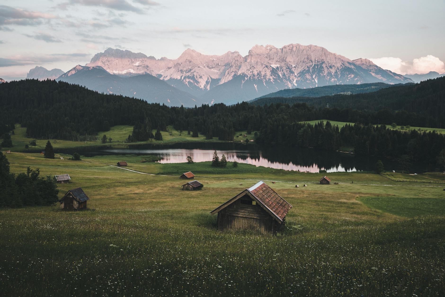 Poranek nad jeziorem w Krün z widokiem na pola i Alpy Bawarskie