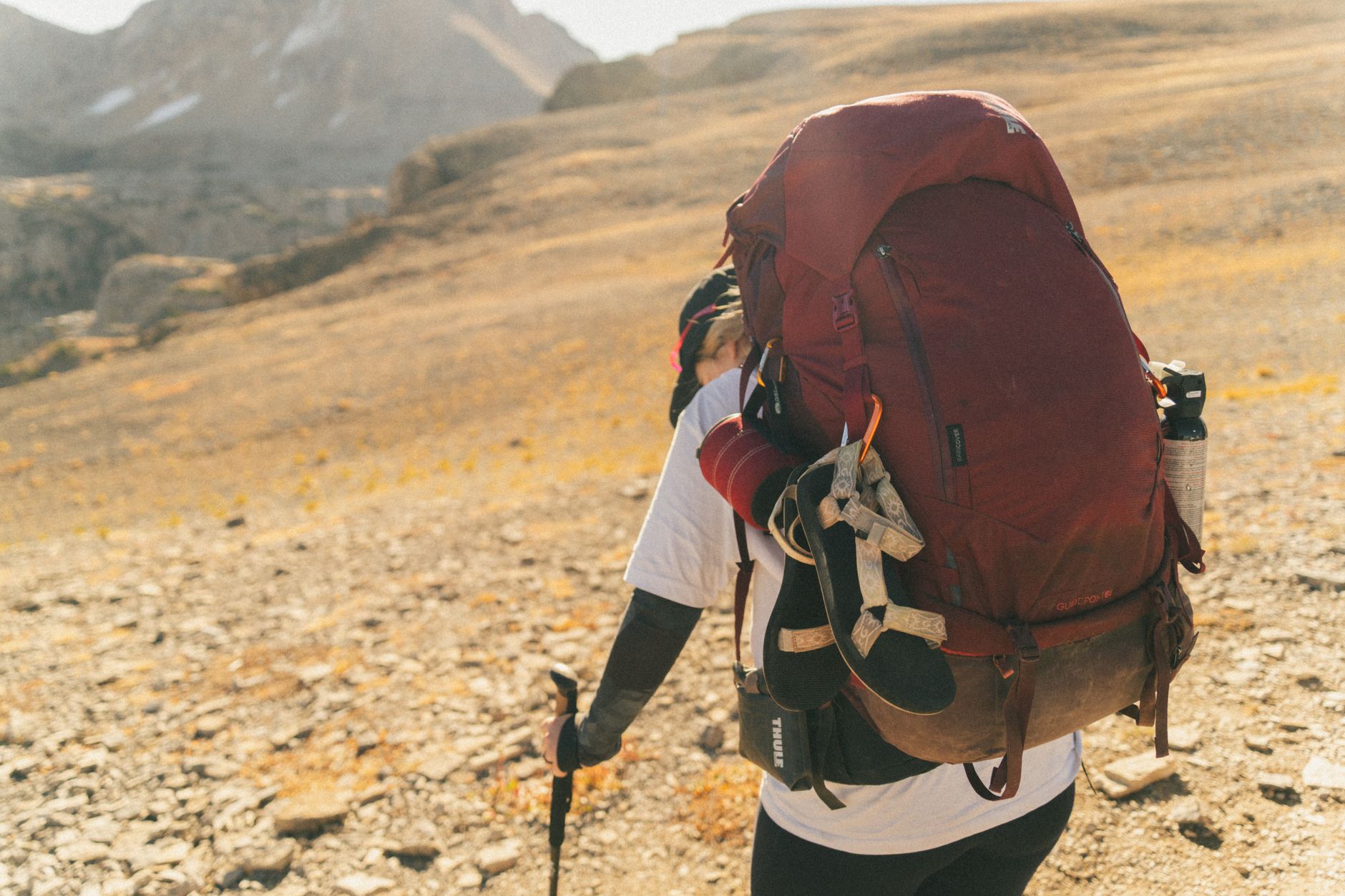 Trekker z plecakiem na szlaku Teton Crest Trail w górach USA