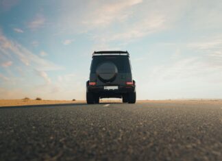 Luksusowy SUV na pustynnej drodze w Zjednoczonych Emiratach Arabskich