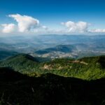 Szlak Mnichów (Wat Pha Lat) w Chiang Mai: Przebieg trasy i podejście pod Doi Suthep Zielone góry i chmury nad Chiang Mai w Tajlandii